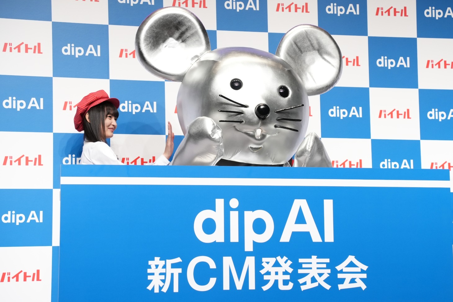 さり気なくメタルバイチューを触れながら降壇する遠藤さくら。