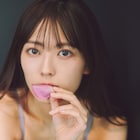 乃木坂46岩本蓮加、ランジェリー姿で花びらパクッ