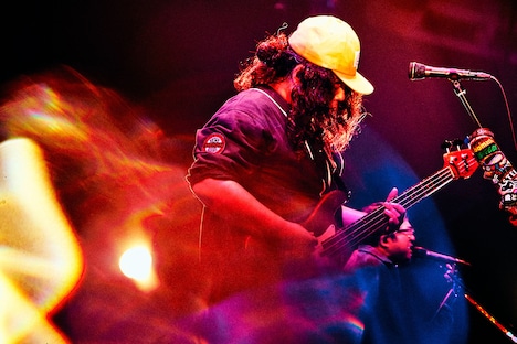 近藤洋一（B, Cho）（撮影：浜野カズシ）