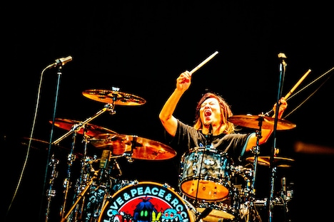 木内泰史（Dr, Cho）（撮影：浜野カズシ）