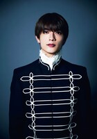 計4パターンのヘアメイクチェンジに挑戦する高橋恭平（なにわ男子）。(c)ヘリテージ