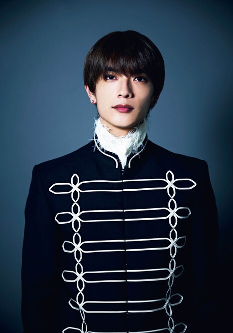 計4パターンのヘアメイクチェンジに挑戦する高橋恭平（なにわ男子）。(c)ヘリテージ