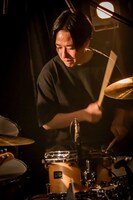 山本晃紀（Dr / LITE）（Photo by TAKASHI KONUMA）