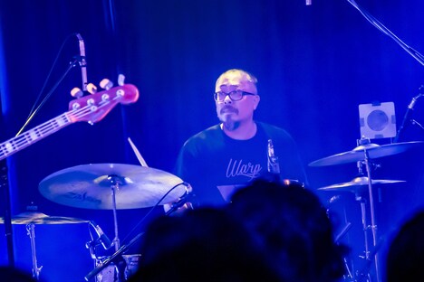 三宅隆文（Dr / Rega）（Photo by TAKASHI KONUMA）