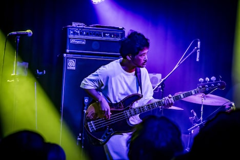 青木昭信（B / Rega）（Photo by TAKASHI KONUMA）