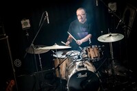 三宅隆文（Dr / Rega）（Photo by TAKASHI KONUMA）