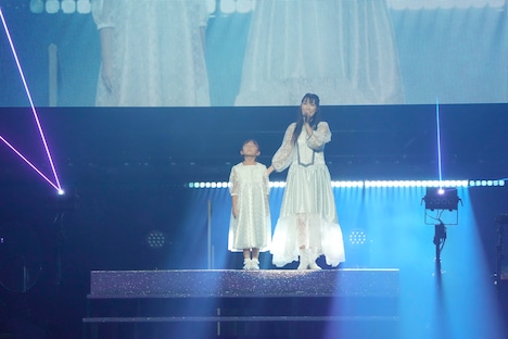 高城れに「まるっと10年まるごとれにちゃんポジティブがすぎるツアー」最終公演の様子。（撮影：上飯坂一）