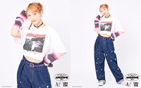 アンジュルム×BEAMSコラボTシャツを着用する橋迫鈴。