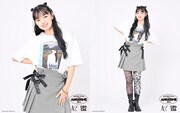 アンジュルム×BEAMSコラボTシャツを着用する上國料萌衣。