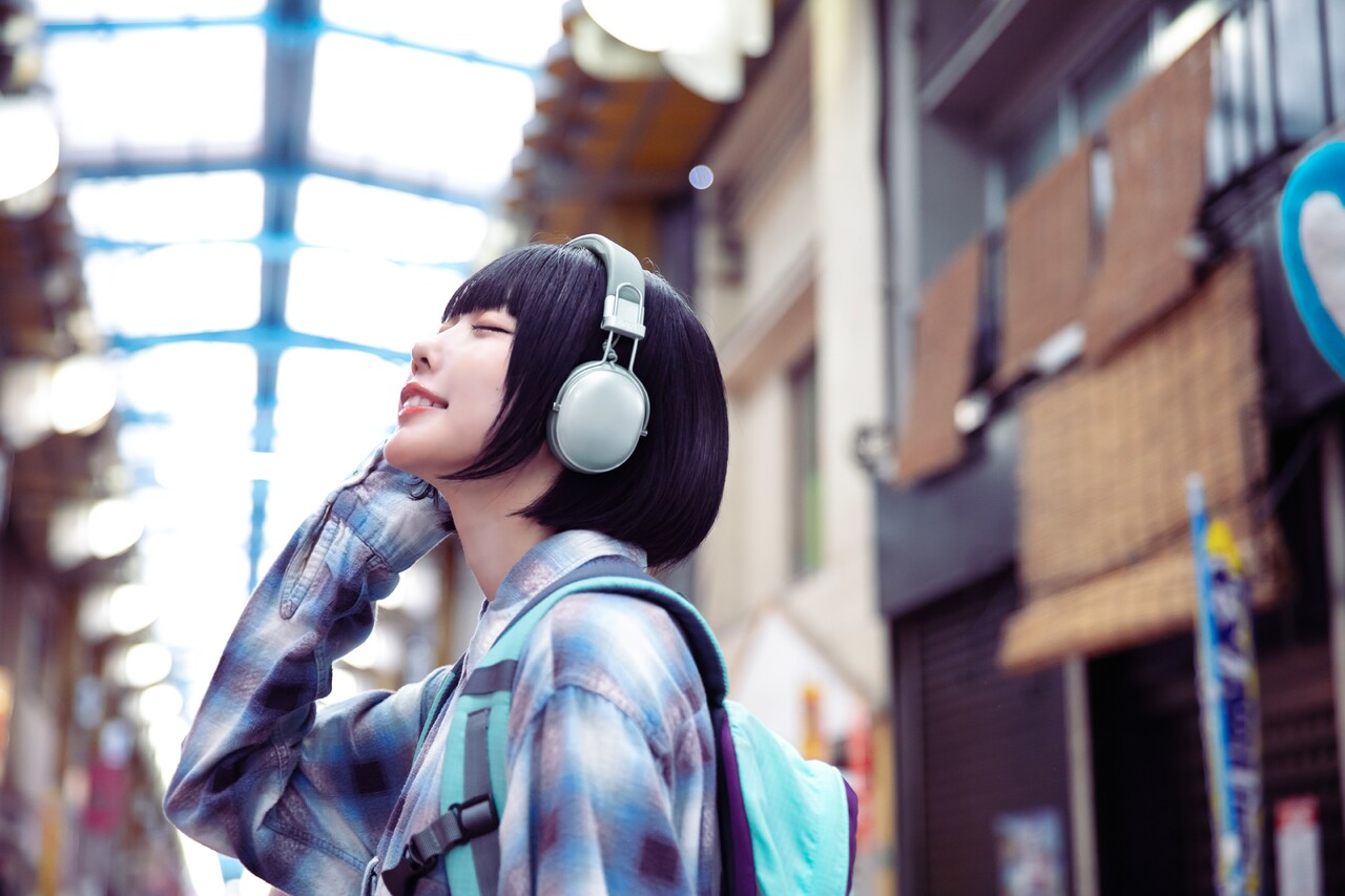 あのちゃんが商店街をスキップ、AVIOT新イヤホンのWeb CM公開 あのちゃんが商店街をスキップ、AVIOT新イヤホンのWeb CM公開