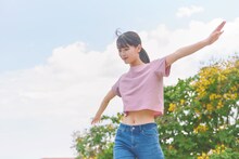 岩本蓮加（乃木坂46）の1st写真集「いたずらな風」楽天ブックス限定版の裏表紙。（Photo by SAKAI DE JUN）