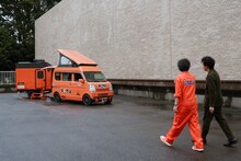 レコーディングカーに歩み寄る奥田民生と大泉洋。（写真提供：NHK）