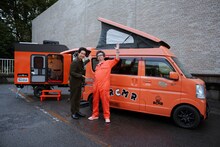 レコーディングカーの前に立つ奥田民生と大泉洋。（写真提供：NHK）