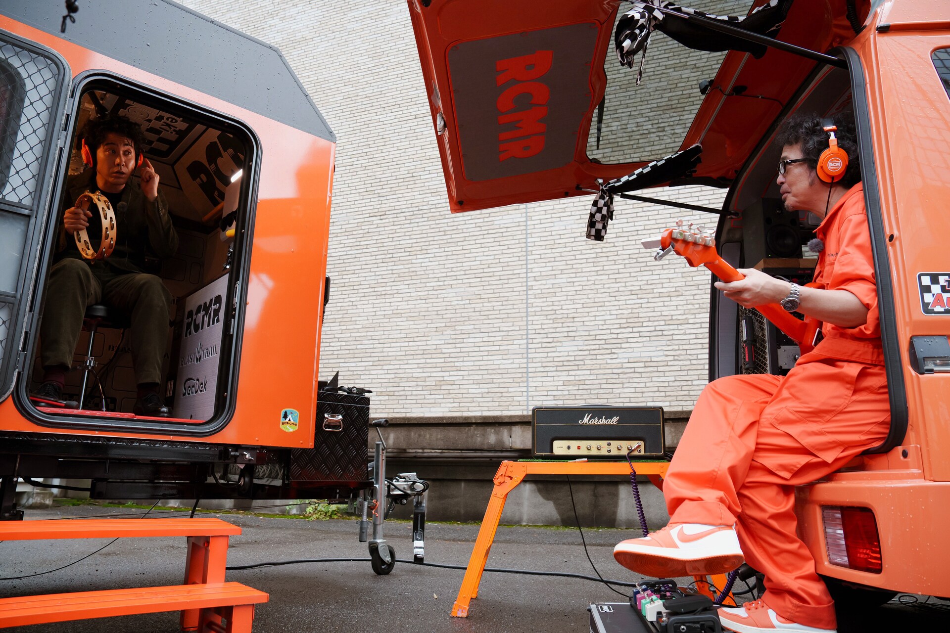 レコーディングカーで「マシマロ」を録音する奥田民生と大泉洋。（写真
