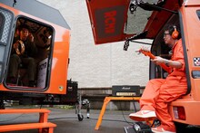 レコーディングカーで「マシマロ」を録音する奥田民生と大泉洋。（写真提供：NHK）