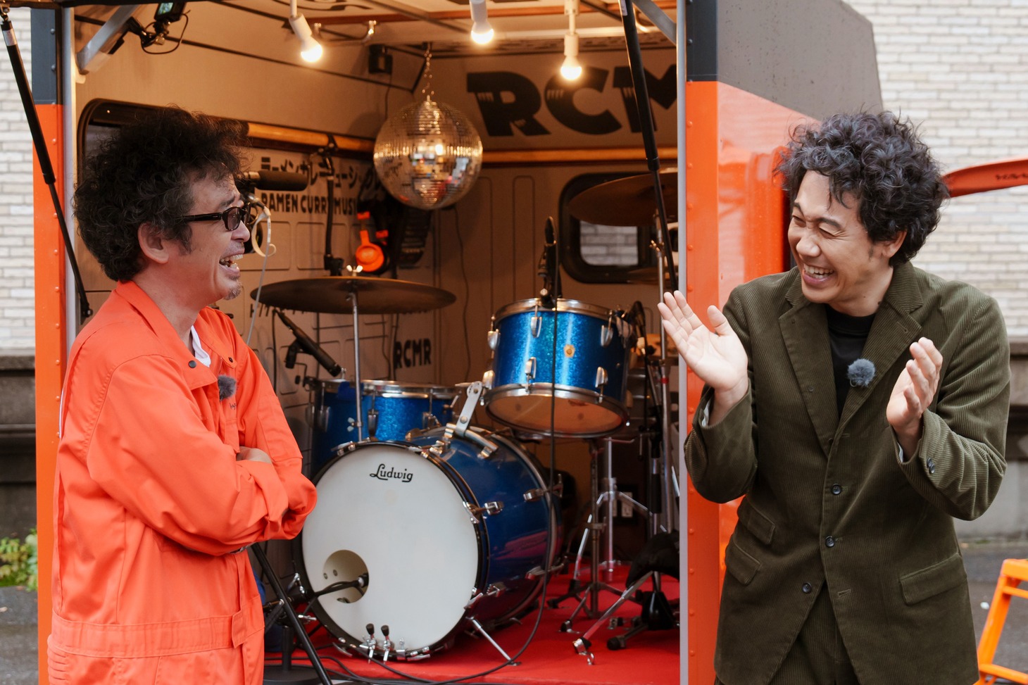 レコーディングカーの前で語り合う奥田民生と大泉洋。（写真提供：NHK）