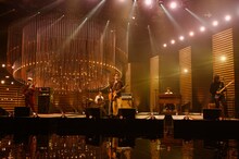 「SONGS」より、「愛のために」披露中の奥田民生。（写真提供：NHK）