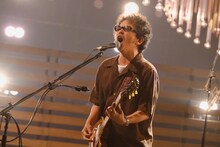 「SONGS」より、「愛のために」披露中の奥田民生。（写真提供：NHK）