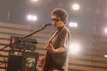 「SONGS」より、「愛のために」披露中の奥田民生。（写真提供：NHK）