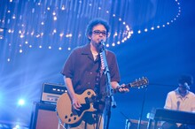 「SONGS」より、「コーヒー」披露中の奥田民生。（写真提供：NHK）