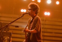 「SONGS」より、「さすらい」披露中の奥田民生。（写真提供：NHK）