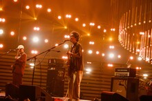 「SONGS」より、「さすらい」披露中の奥田民生。（写真提供：NHK）