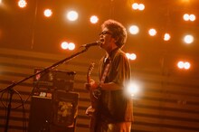 「SONGS」より、「さすらい」披露中の奥田民生。（写真提供：NHK）