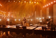 「SONGS」より、「さすらい」披露中の奥田民生。（写真提供：NHK）