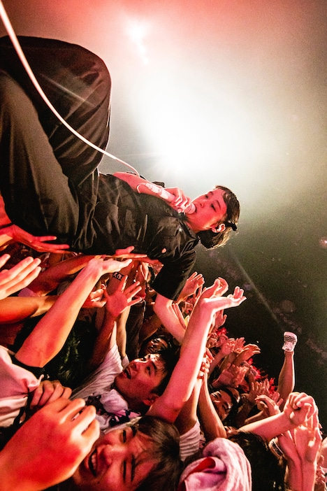 なち（Vo, G）（撮影：齋藤タカヒロ）