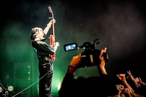 なち（Vo, G）（撮影：齋藤タカヒロ）