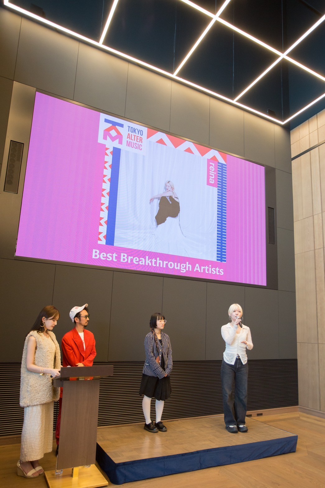 授賞式の様子。左から菅野結以、高波由多加、北村蕗、reina。
（Photo by Nanami Shinkai）