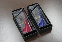 亀梨和也から渡辺翔太と森本慎太郎に贈られたトロフィー。