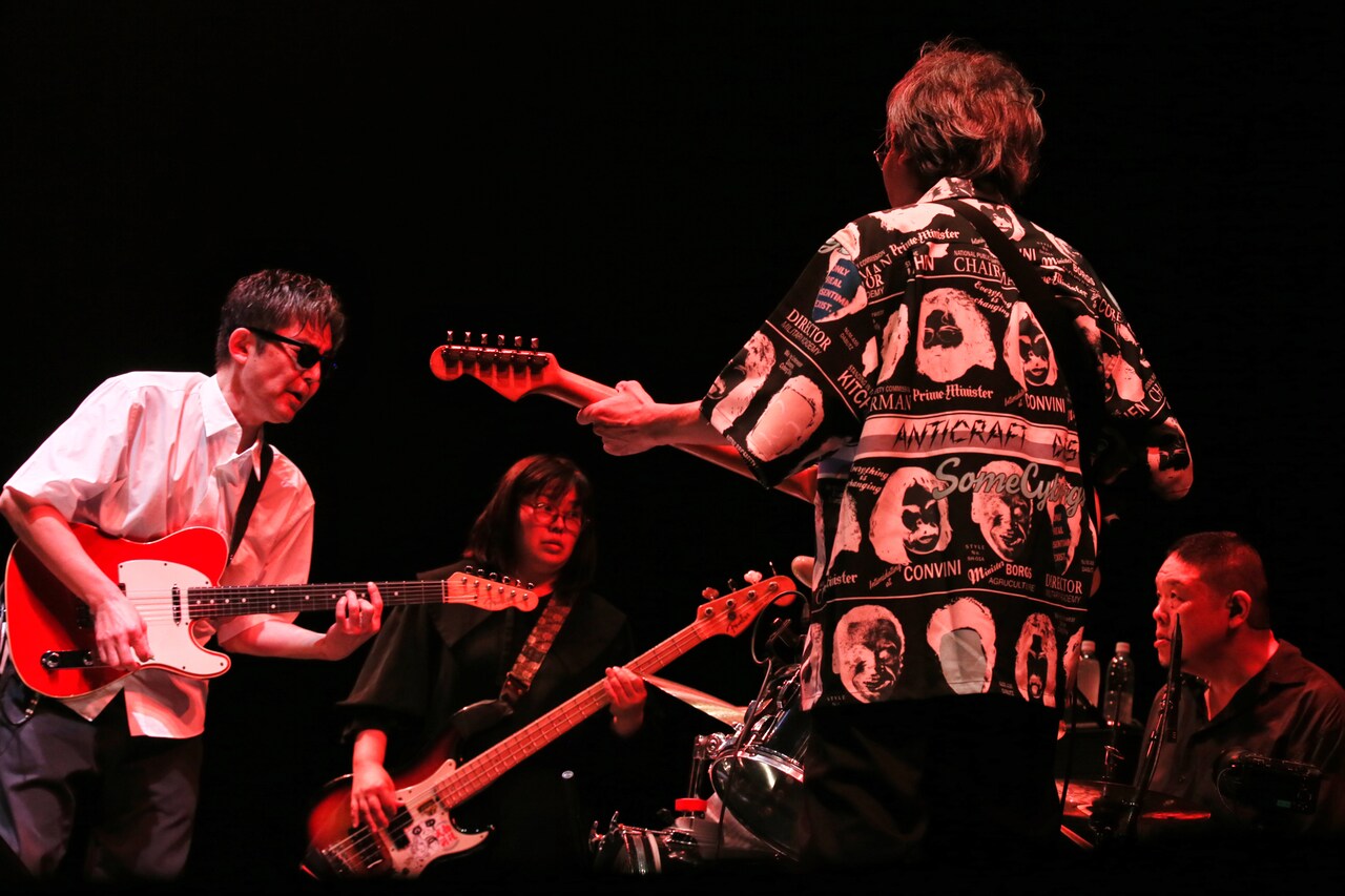 ZAZEN BOYS初の日本武道館ワンマンは3時間20分で36曲、自己紹介