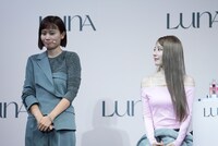 左から福岡玲衣、SAKURA（LE SSERAFIM）。