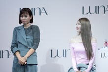 左から福岡玲衣、SAKURA（LE SSERAFIM）。