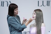 福岡玲衣にリップを塗ってもらうSAKURA（LE SSERAFIM）。