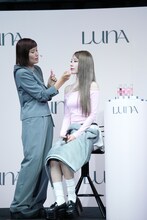 福岡玲衣にリップを塗ってもらうSAKURA（LE SSERAFIM）。