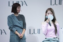 リップをチェックするSAKURA（LE SSERAFIM）。