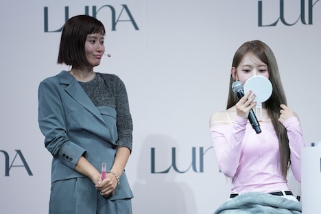 リップをチェックするSAKURA（LE SSERAFIM）。