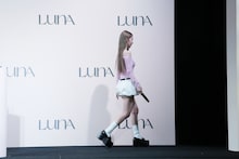 退場するSAKURA（LE SSERAFIM）。