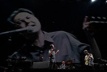 「ポテトサラダ」の演奏中、スクリーンに大映しになる向井秀徳（Vo, G）。（撮影：菊池茂夫）