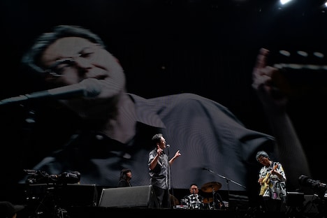 「ポテトサラダ」の演奏中、スクリーンに大映しになる向井秀徳（Vo, G）。（撮影：菊池茂夫）