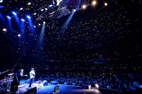 回るミラーボールの下で演奏するZAZEN BOYS。（撮影：菊池茂夫）