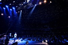 回るミラーボールの下で演奏するZAZEN BOYS。（撮影：菊池茂夫）