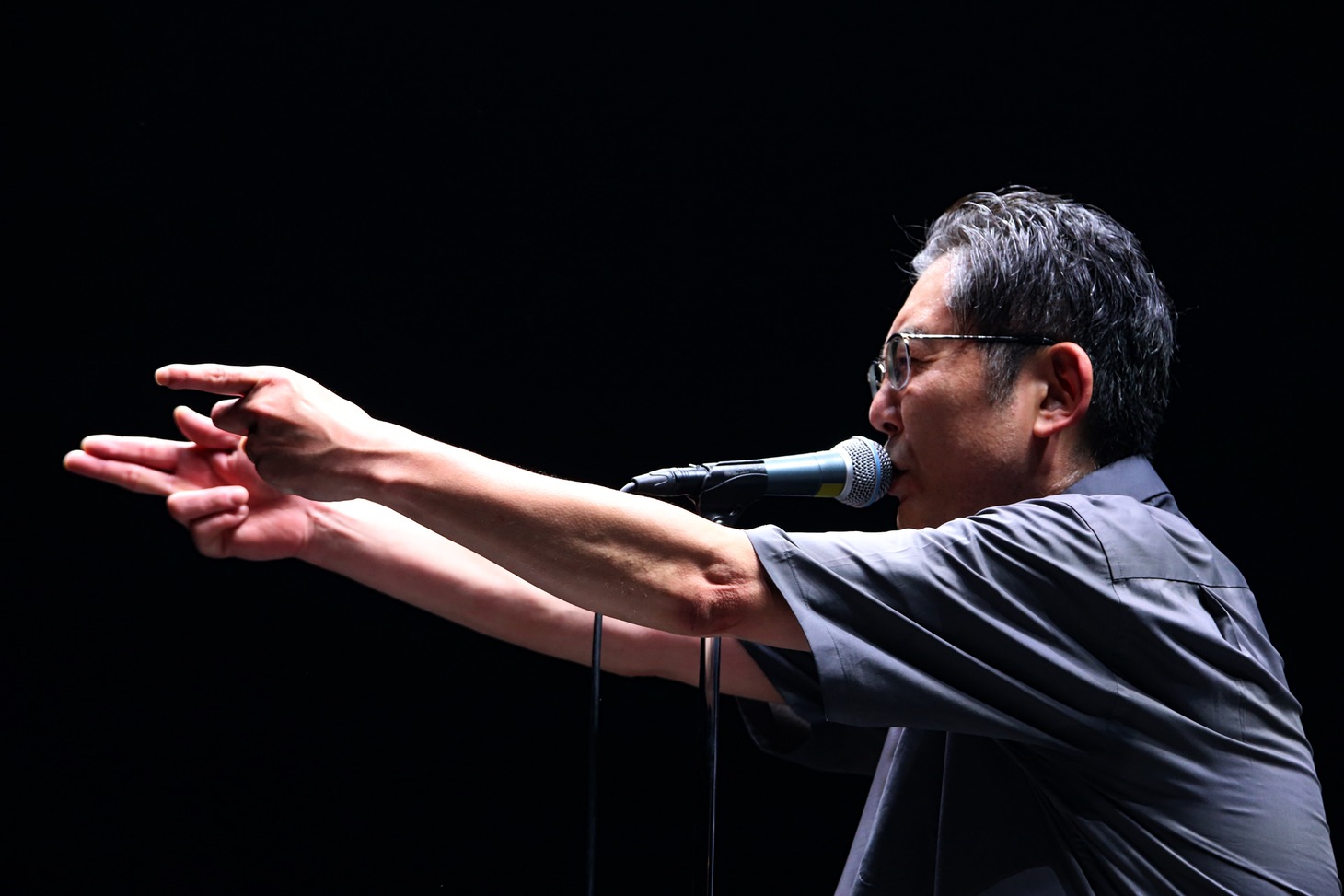 向井秀徳（Vo, G）（撮影：菊池茂夫）