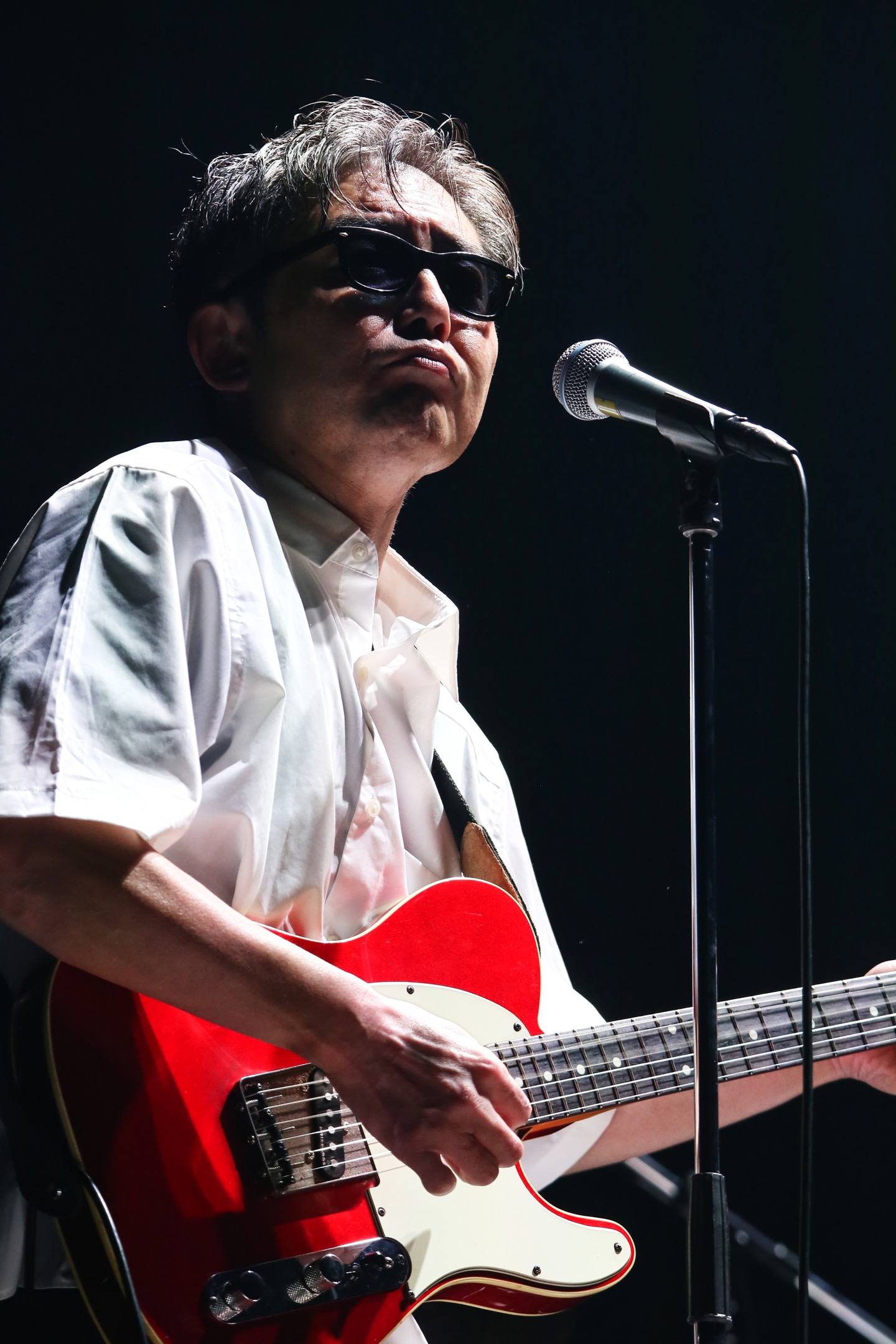 向井秀徳（Vo, G）（撮影：菊池茂夫）