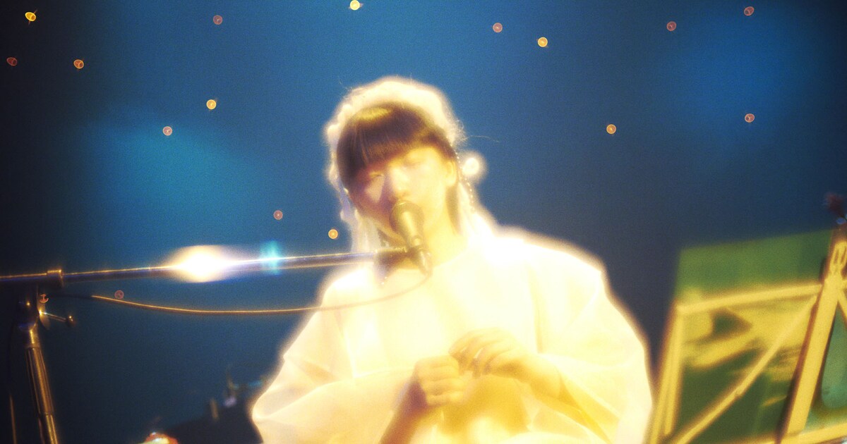 青葉市子が未発表の新作を初演、10人の多彩なアンサンブルで届けた 