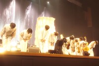 万雷の拍手に深く礼をする出演者たち。（Photo by Kodai Kobayashi）