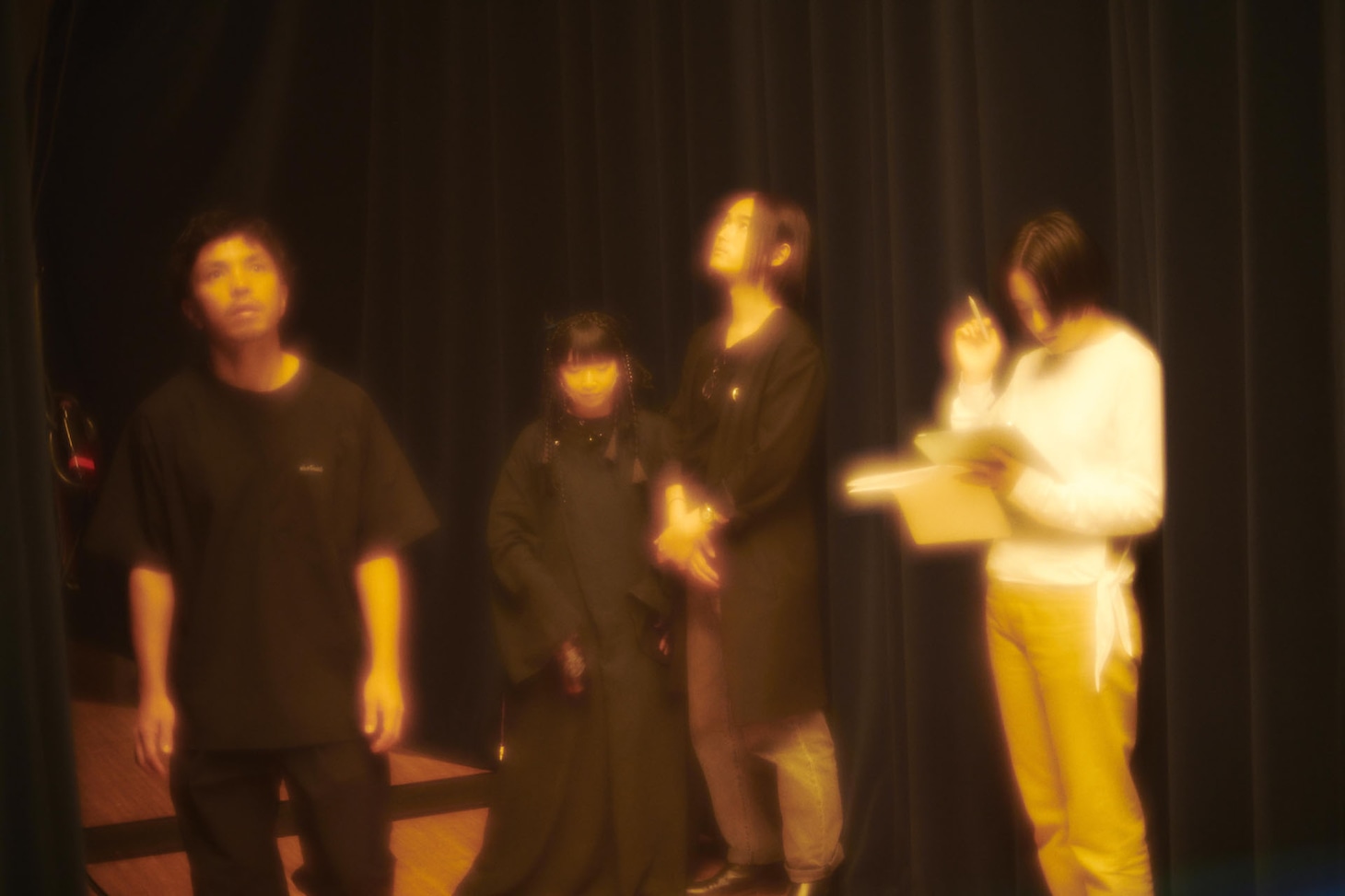 舞台裏の出演者たち。（Photo by Kodai Kobayashi）