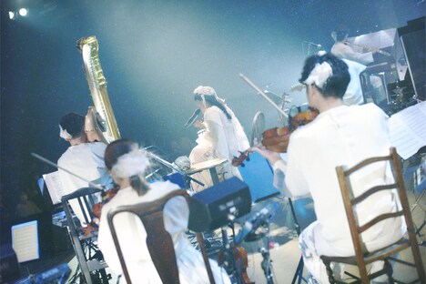 「"Luminescent Creatures" World Premiere」東京公演の様子。(Photo by Kodai Kobayashi)